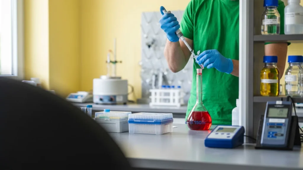 VORWAGNER-Labormitarbeiter analysiert eine Probe mit der Pipette